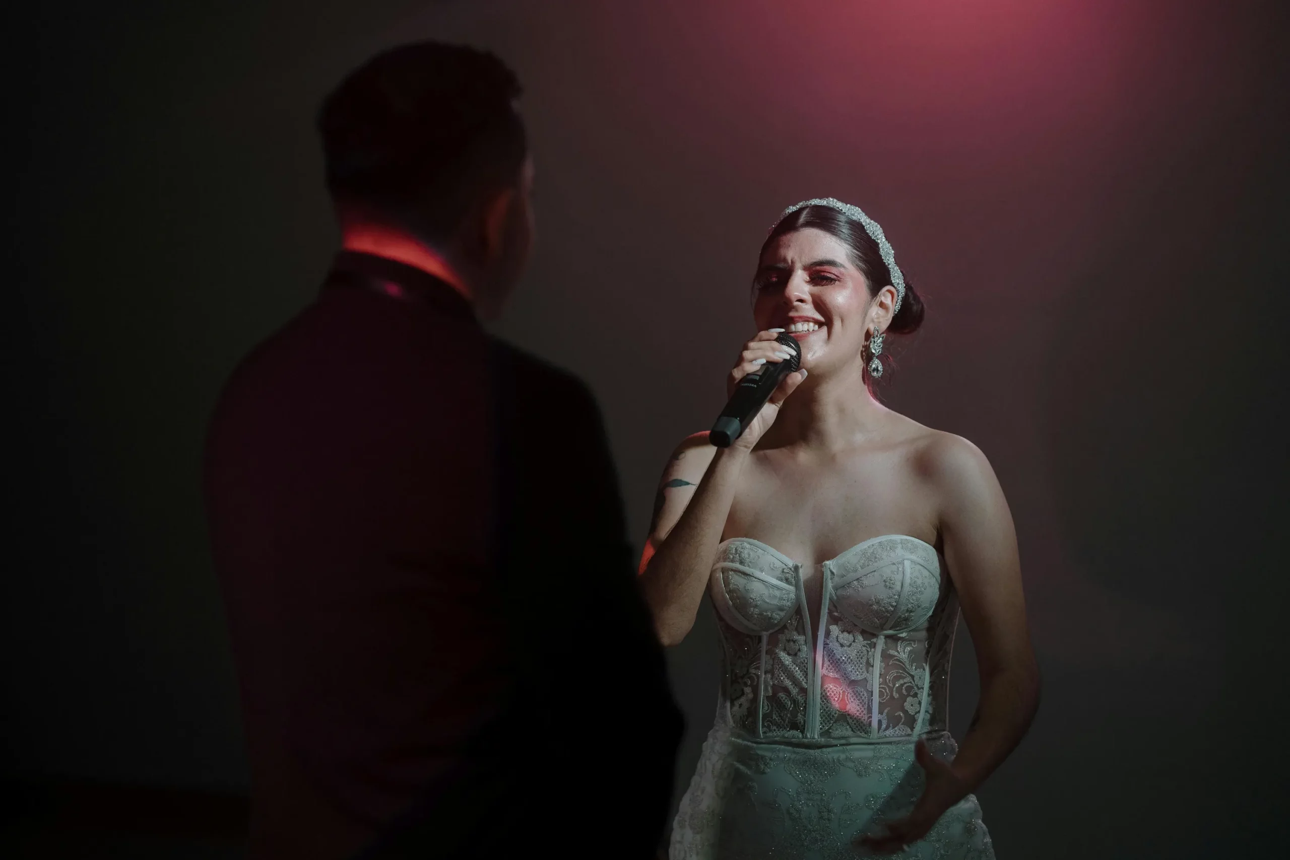 Braut, die ein Lied singt