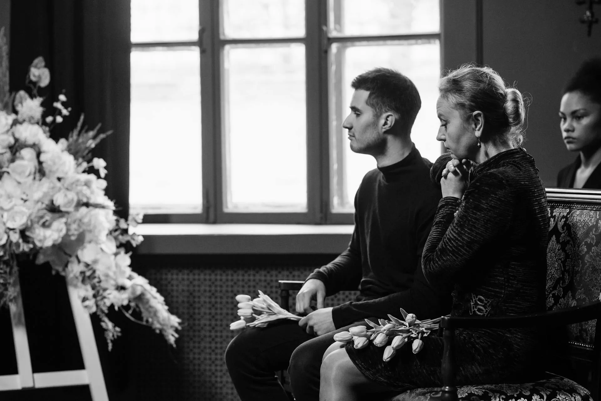 Trauernde Menschen bei einer Beerdigung.