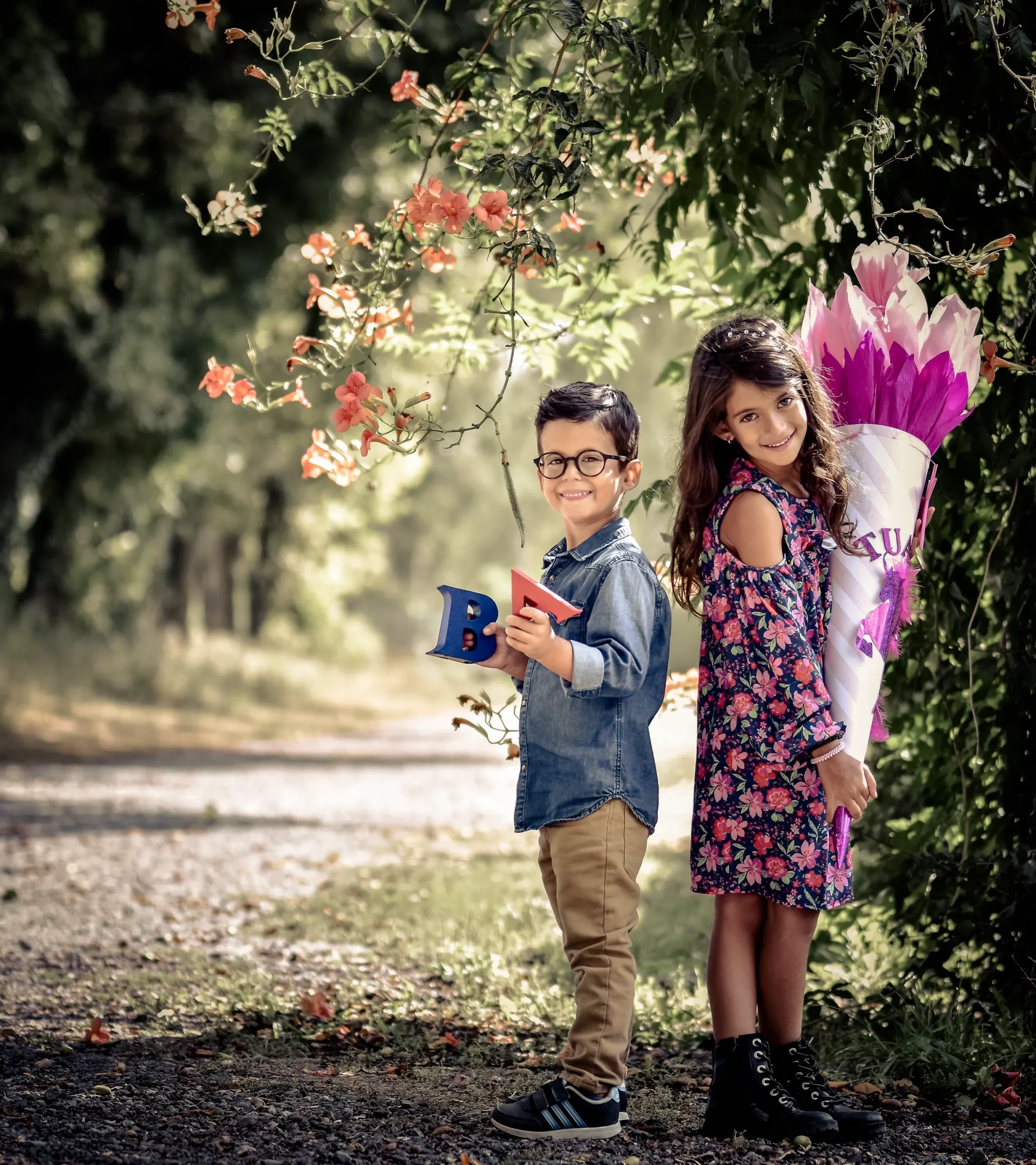 Kinder mit einer Schultüte in der Hand.