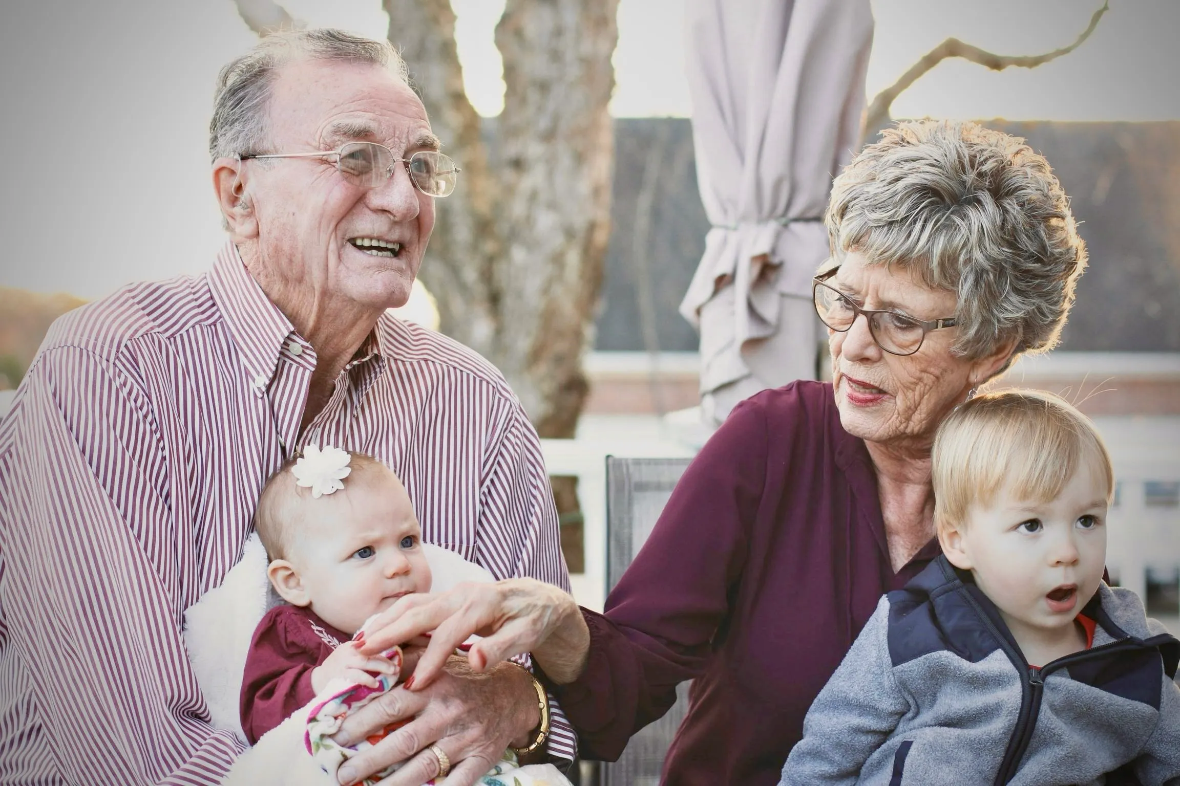 Älteres Ehepaar mit Kindern.